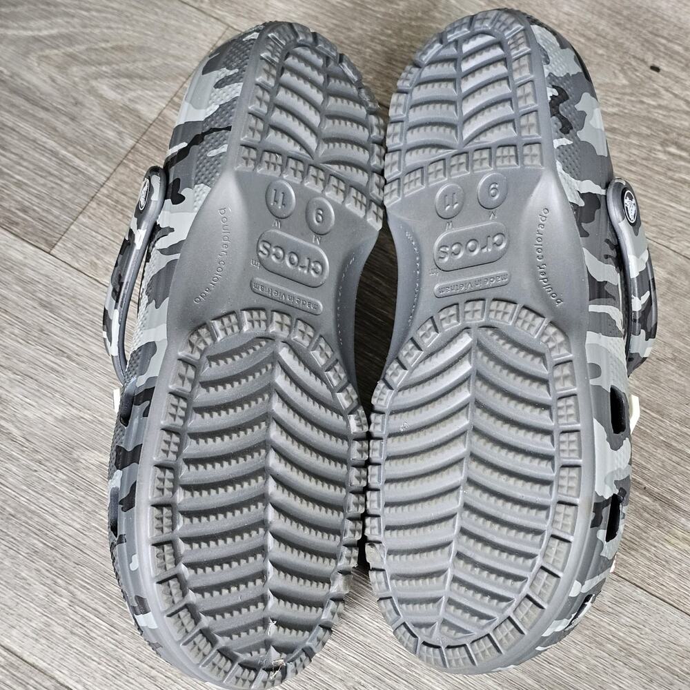 Crocs Classic Camouflage Clog Black/ Slate Grey Men Sz: 9, Women Sz: 11 - Picture 4 of 5